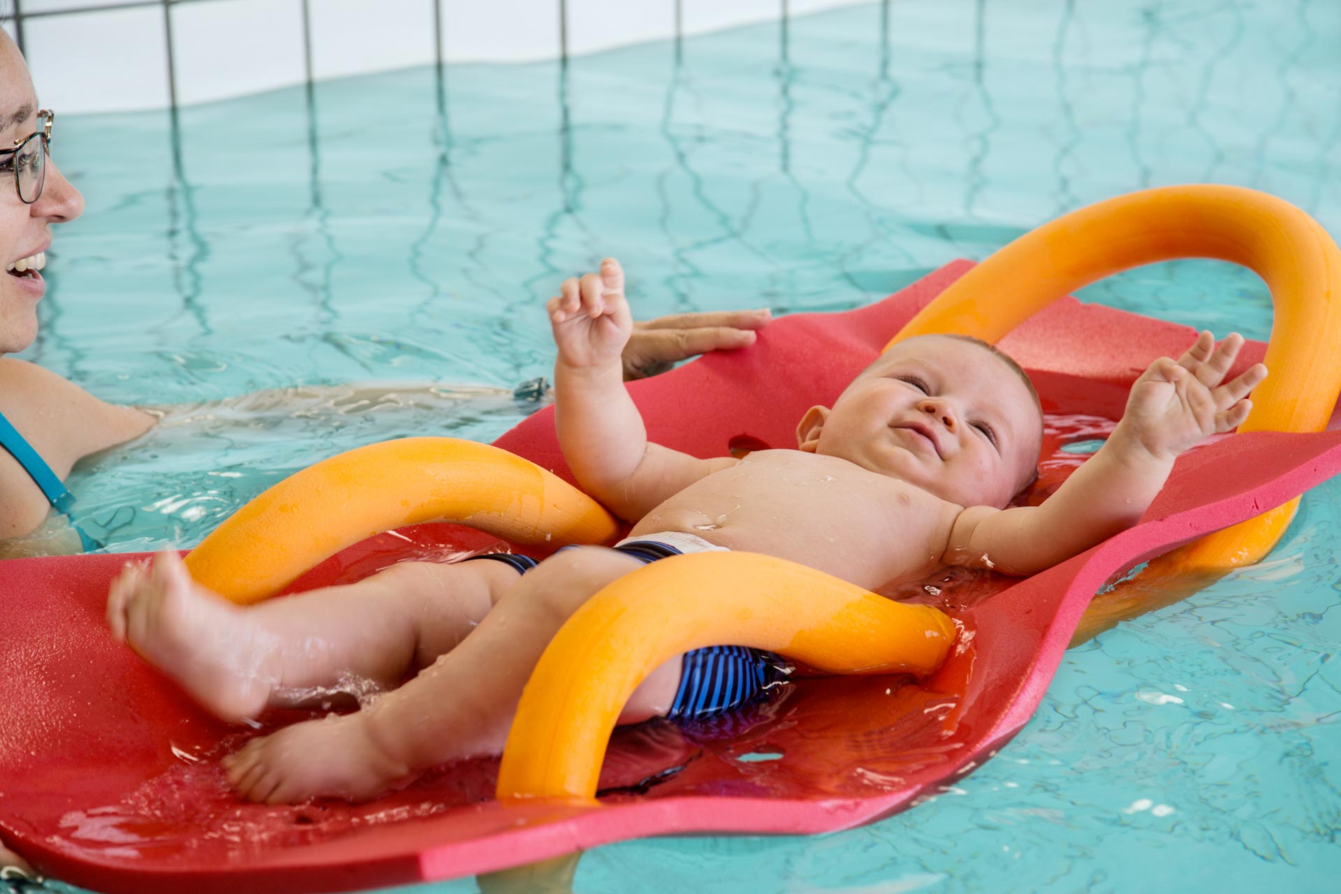 Bébé nageur dans l'eau