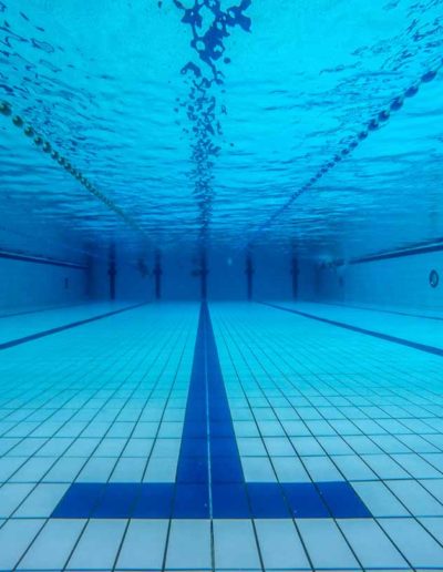 Couloir de nage vu sous l'eau