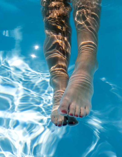 Reflets aquatiques sur pieds nus