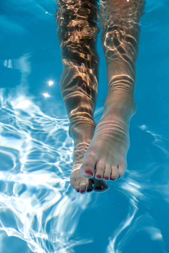 Reflets aquatiques sur pieds nus